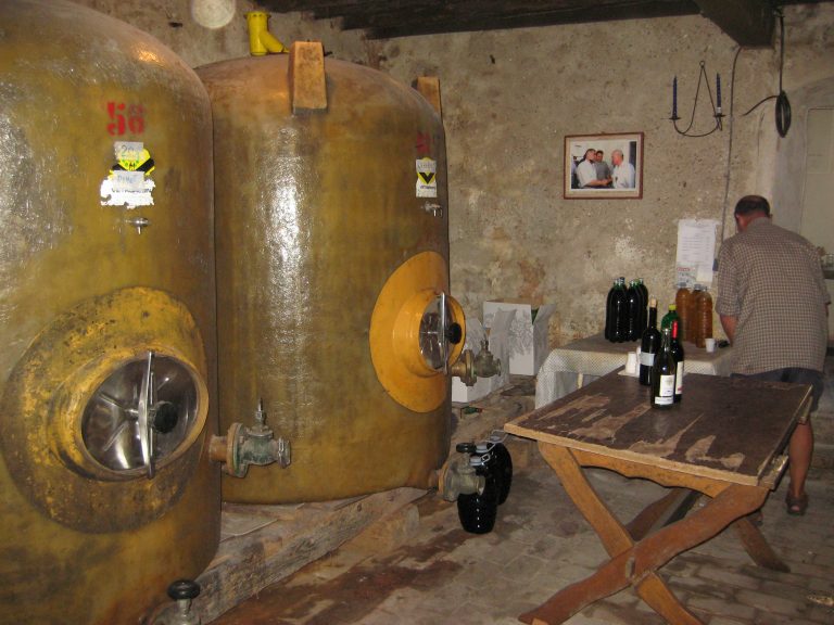 Vino u bačvama Susak Pomalo Croatia